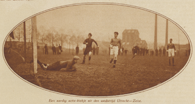 872914 Afbeelding van een spelmoment uit de voetbalwedstrijd Utrecht tegen Zeist, die door Utrecht met 4-1 werd gewonnen.
